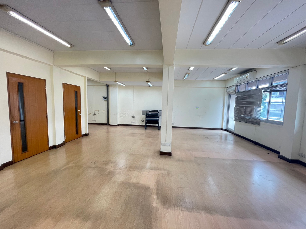 For SaleShop HouseRamkhamhaeng, Hua Mak : Urgent sale, 2 commercial buildings, Soi Ramkhamhaeng 12.