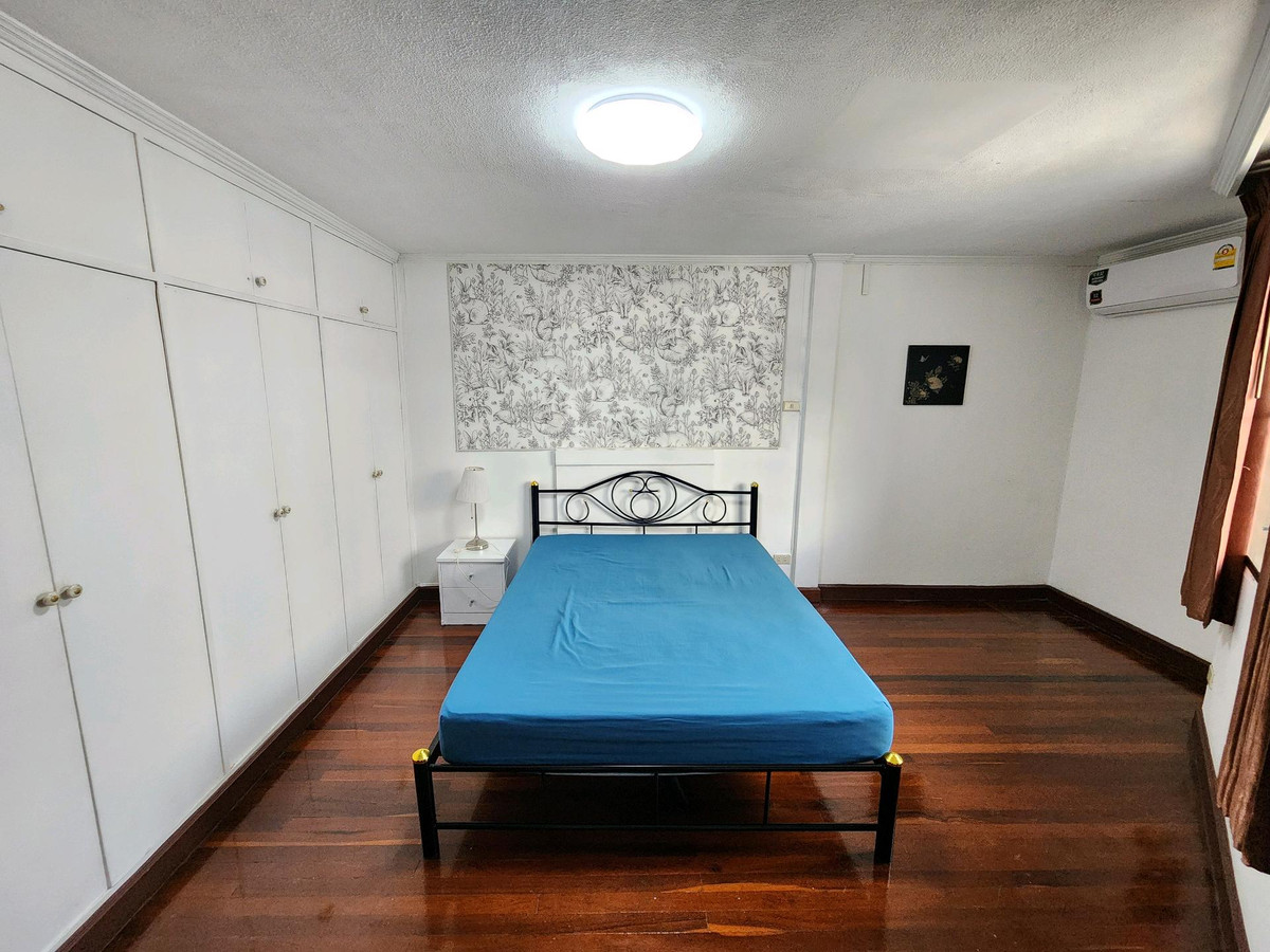 For RentTownhomeSukhumvit, Asoke, Thonglor : House for rent Ekkamai 12 near Donki Mall.