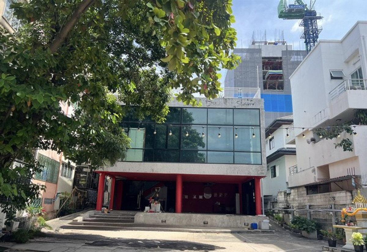 For RentShop HouseRatchadapisek, Huaikwang, Suttisan : Code C6940, standalone building for rent, 2.5 floors, parking for many cars, Huai Khwang, Din Daeng area, suitable for an office and other businesses.