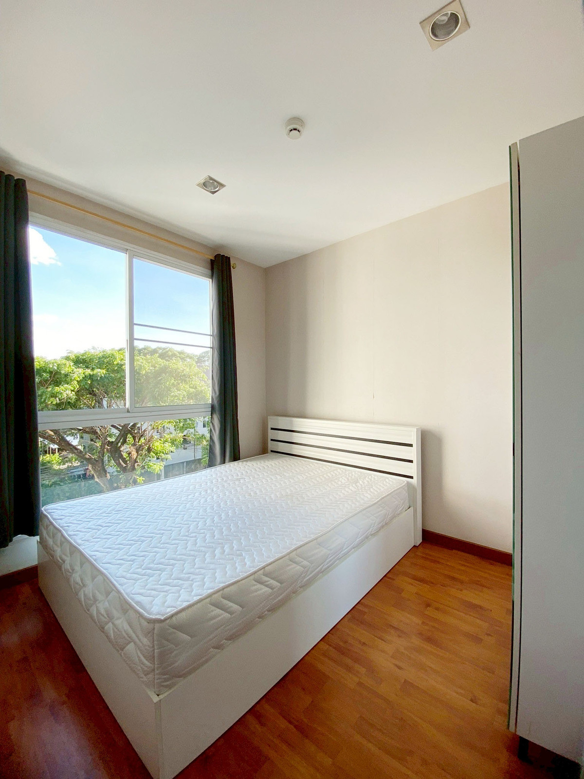 Condo in the middle of the city For rent 15,000 baht per month, near Chet Yot Plaza, only 5 minutes, No.3C084. Loading...