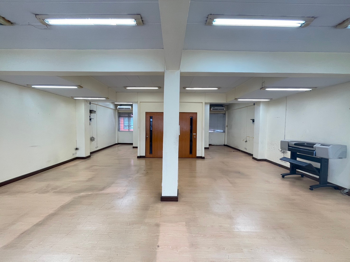 For SaleShop HouseRamkhamhaeng, Hua Mak : Urgent sale, 2 commercial buildings, Soi Ramkhamhaeng 12.