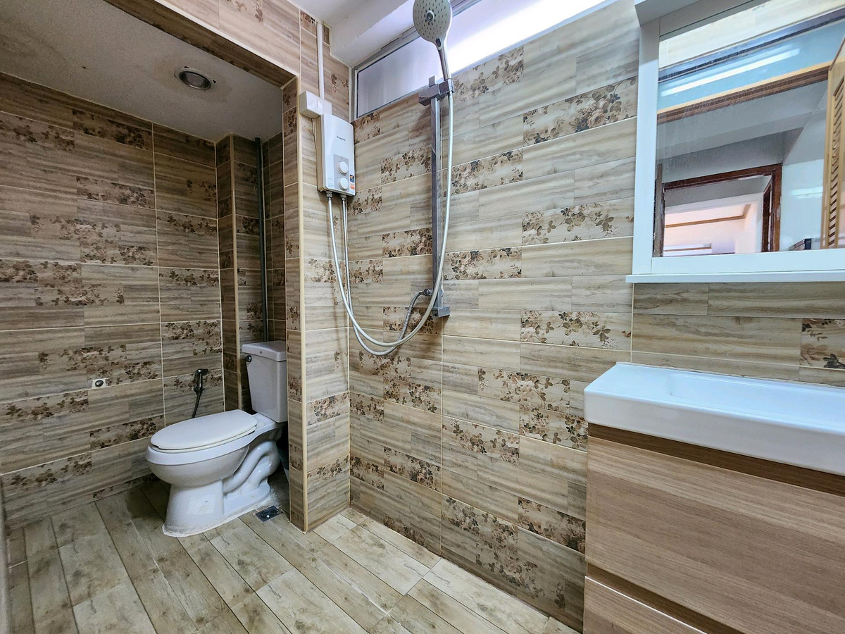 For RentTownhomeSukhumvit, Asoke, Thonglor : House for rent Ekkamai 12 near Donki Mall.