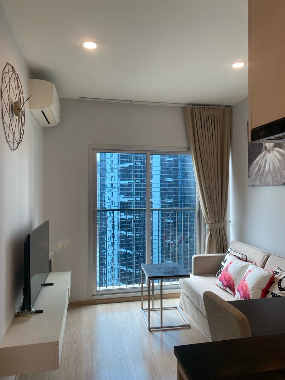 Condo for rent Noble Rewall Ratchada 2 Loading...