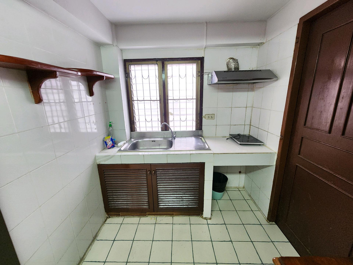 For RentTownhomeSukhumvit, Asoke, Thonglor : House for rent Ekkamai 12 near Donki Mall.