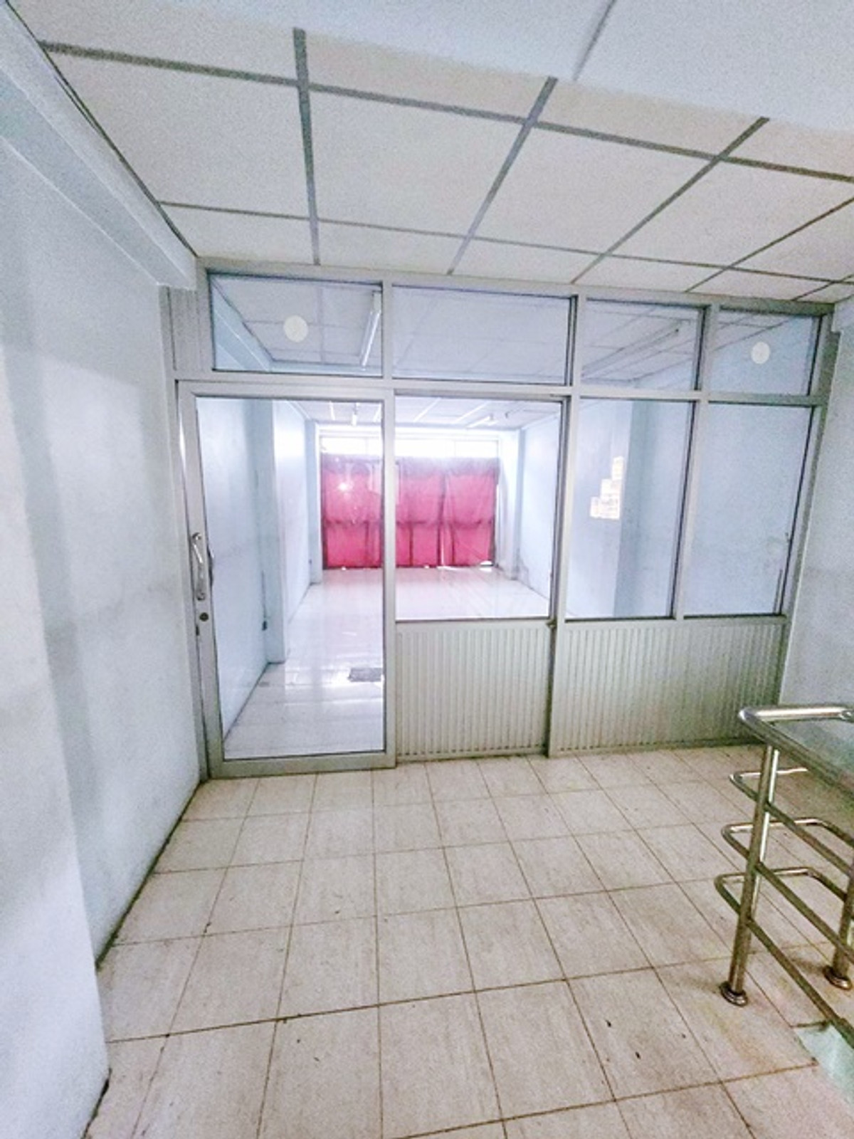 Royal Pier Cheapest in Songwad 8-storey commercial building ChaoPhraya River 172m. MRT SamYot MRT W Loading...