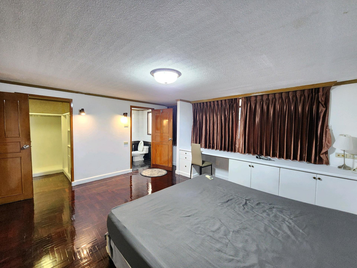 For RentTownhomeSukhumvit, Asoke, Thonglor : House for rent Ekkamai 12 near Donki Mall.