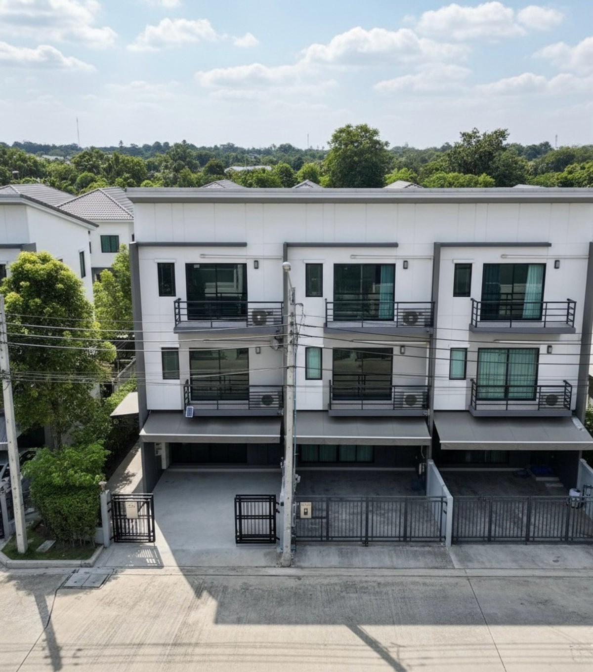 ขายทาวน์โฮมปิ่นเกล้า จรัญสนิทวงศ์ : ทาวน์โฮมหลังริม รีโนเวทพร้อมเข้าอยู่ ใกล้เมือง!ใกล้รถไฟฟ้าสถานีบางบำหรุ 
บ้านกลางเมือง ปิ่นเกล้า-จรัญ
เพียง 5.69 ลบ.