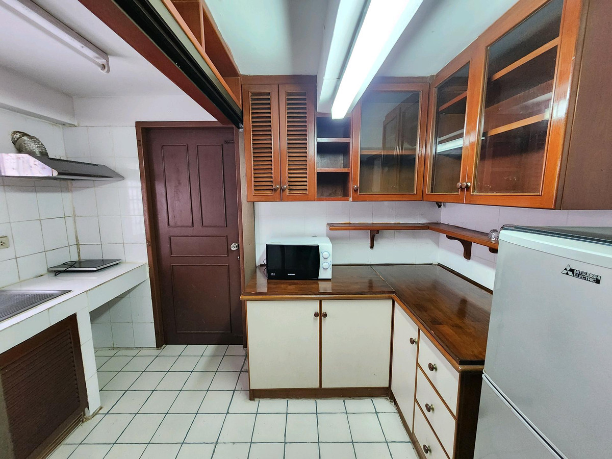 For RentTownhomeSukhumvit, Asoke, Thonglor : House for rent Ekkamai 12 near Donki Mall.