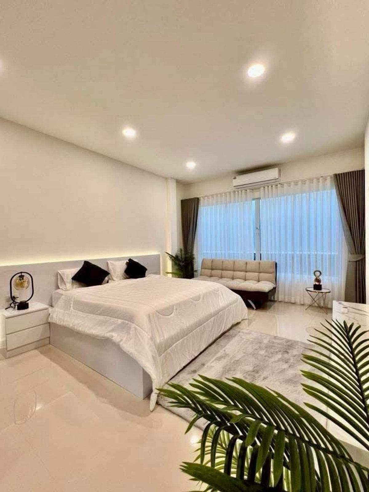 ให้เช่าพัทยา บางแสน ชลบุรี สัตหีบ : ให้เช่าด่วนบ้านชั้นเดียวพูลวิลล่า โครงการ Gerden Ville ห้วยใหญ่ ขนาด 159 ตร.ว. พื้นที่ 640 ตร.ม. 3 ห้องนอน 4 ห้องน้ำ ราคาพิเศษ 90,000 บาท