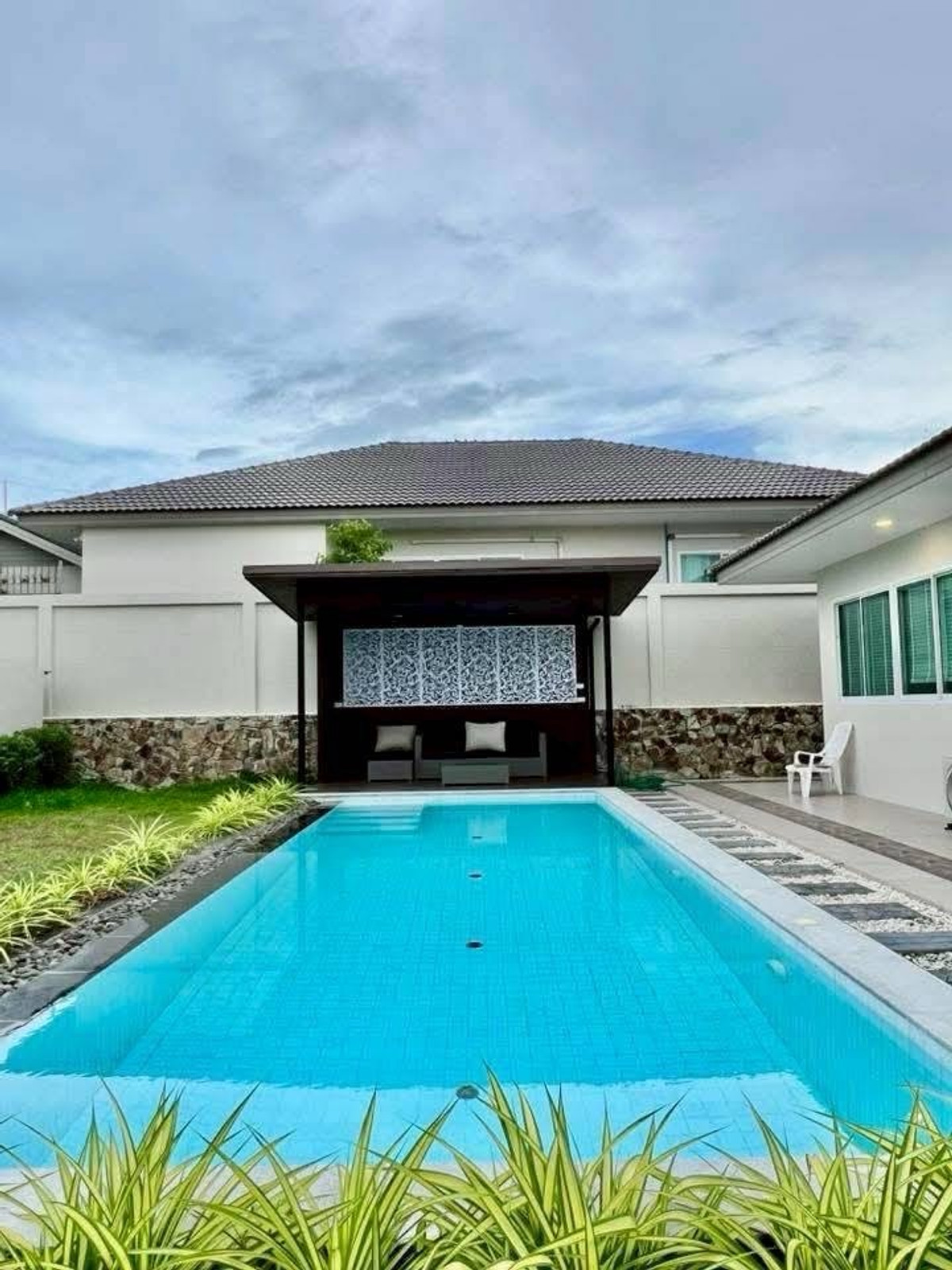 ให้เช่าพัทยา บางแสน ชลบุรี สัตหีบ : ให้เช่าด่วนบ้านชั้นเดียวพูลวิลล่า โครงการ Gerden Ville ห้วยใหญ่ ขนาด 159 ตร.ว. พื้นที่ 640 ตร.ม. 3 ห้องนอน 4 ห้องน้ำ ราคาพิเศษ 90,000 บาท