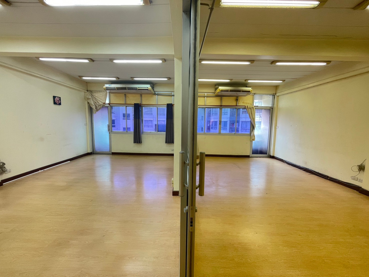 For SaleShop HouseRamkhamhaeng, Hua Mak : Urgent sale, 2 commercial buildings, Soi Ramkhamhaeng 12.