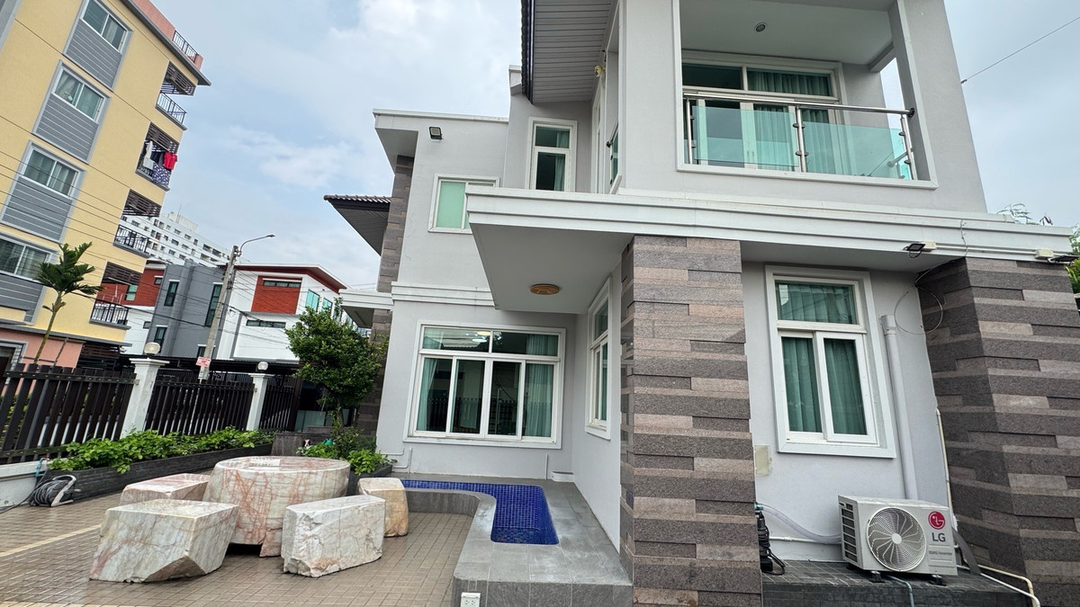 For RentHouseChokchai 4, Ladprao 71, Ladprao 48, : 💞Single house Lat Phrao 60 BTS Chokchai 4, entrance of Soi Thalu Sutthisan, Huai Khwang, 6 bedrooms, 5 bathrooms, with furniture, ready to move in✅