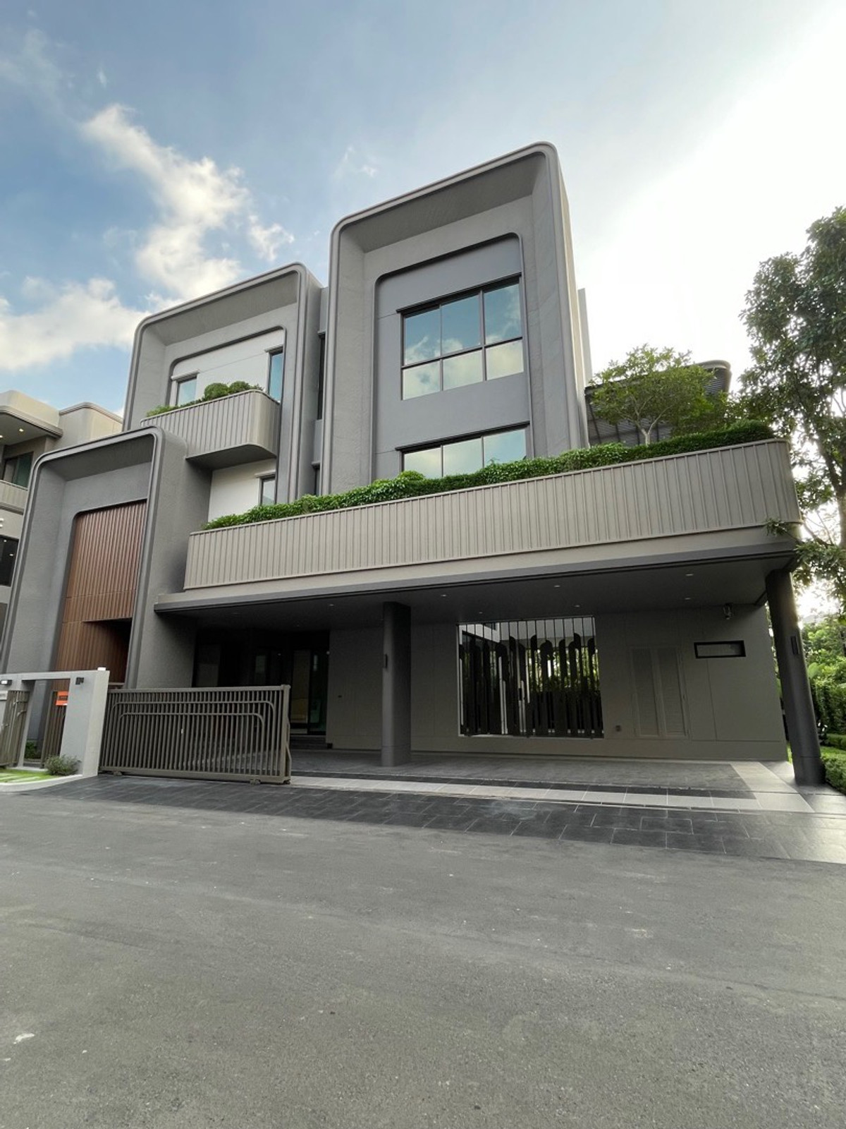 For RentHouseChaengwatana, Muangthong : For rent, luxurious 3-story detached house #same village as Nong Jenny, Grand Bangkok Boulevard, Don Mueang.