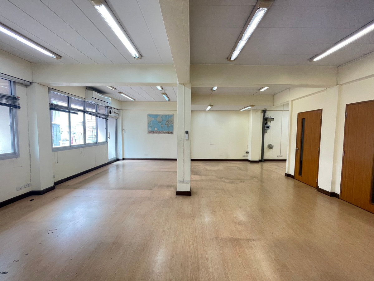 For SaleShop HouseRamkhamhaeng, Hua Mak : Urgent sale, 2 commercial buildings, Soi Ramkhamhaeng 12.