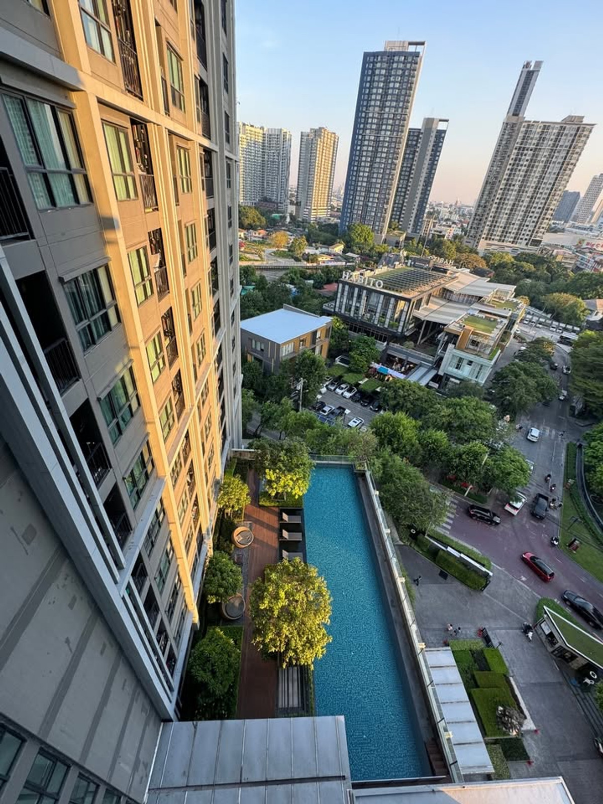 For RentCondoOnnut, Udomsuk : 💥 Condo for rent, The Base Park East Sukhumvit 77, swimming pool view 🍃✨ 💥 Condo, good location, convenient travel, near the expressway entrance and exit point.