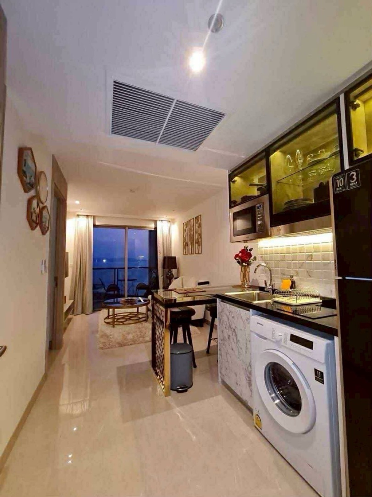 For RentCondoPattaya, Bangsaen, Chonburi : Urgent for rent, luxury sea view condo, Riviera Monaco Pattaya, 18th floor, open sea view, size 38.00 sq m, price 30,000 baht.