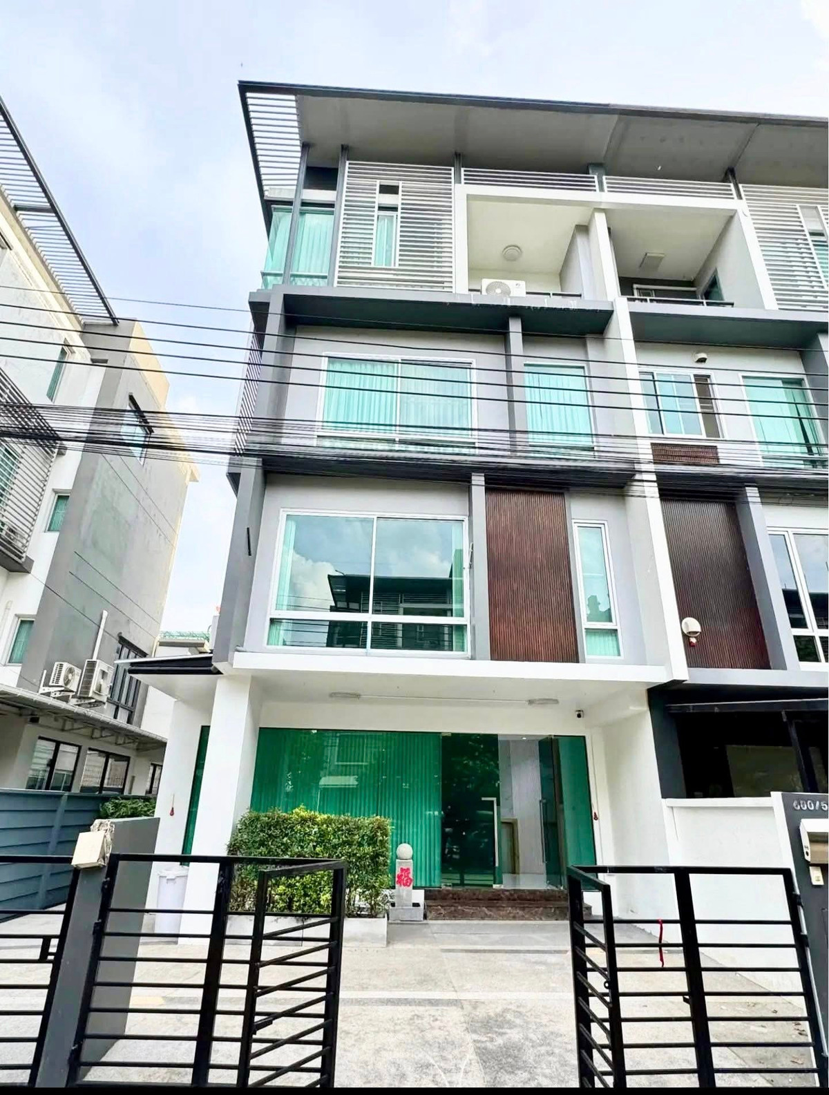 For RentHome OfficeRatchadapisek, Huaikwang, Suttisan :  For Rent: 4-Storey Modern Home Office + 2-Storey Rear Building (500+ sq.m.), Huaykwang Mengjai