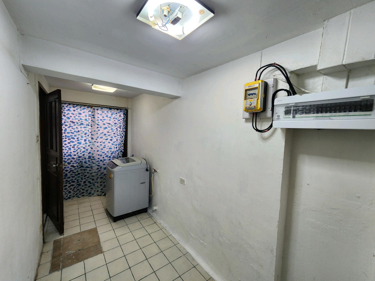 For RentTownhomeSukhumvit, Asoke, Thonglor : House for rent Ekkamai 12 near Donki Mall.