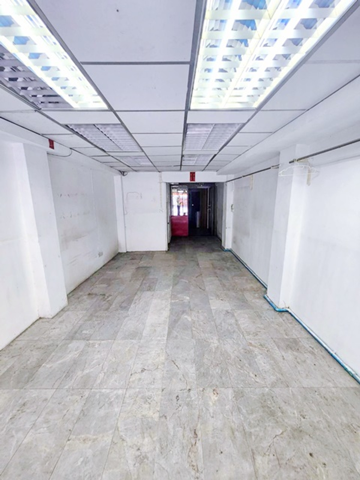 Royal Pier Cheapest in Songwad 8-storey commercial building ChaoPhraya River 172m. MRT SamYot MRT W Loading...