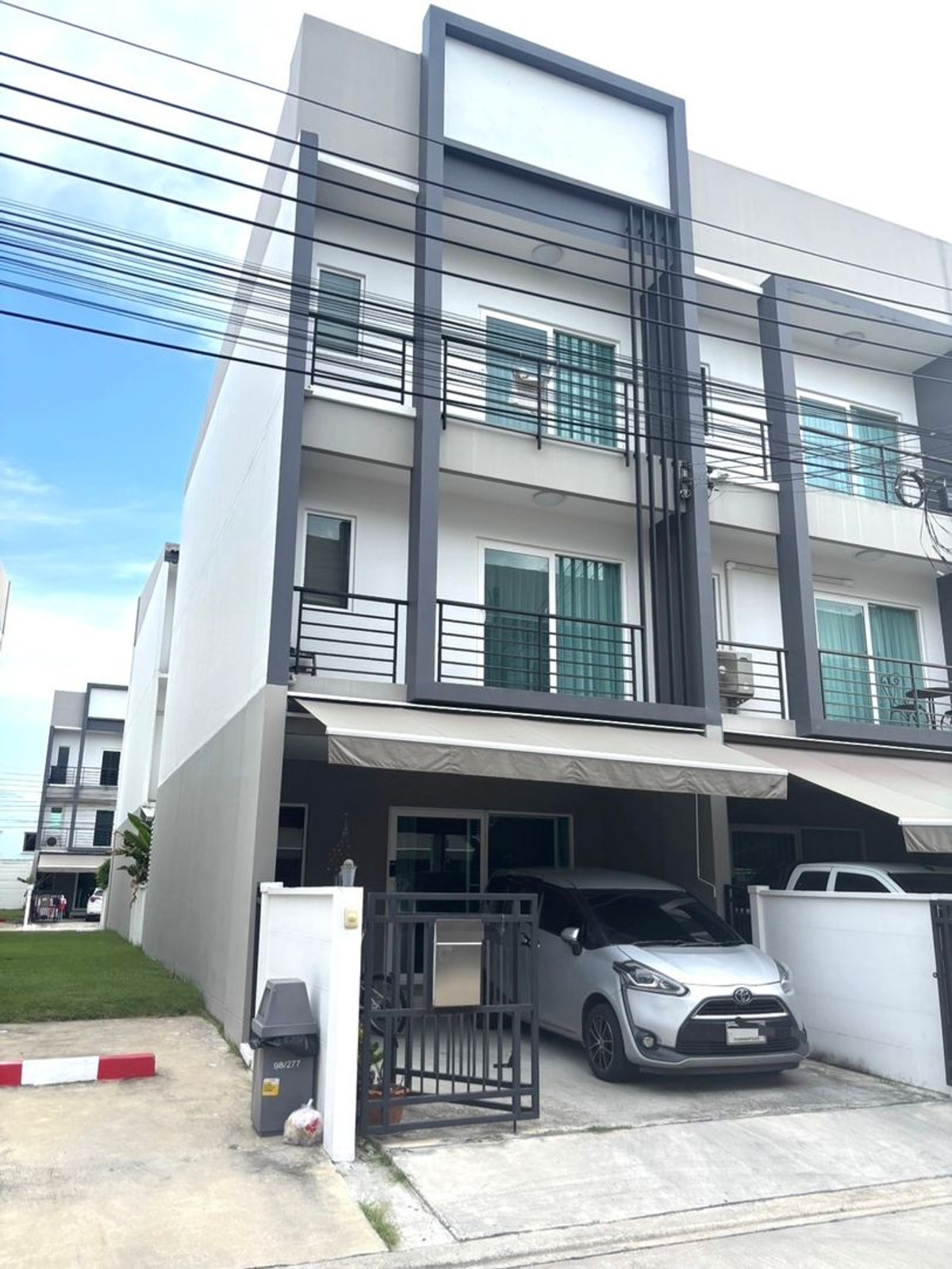 ขายทาวน์โฮมลาดกระบัง สุวรรณภูมิ : ขายราคาดีที่สุดบ้านกลางเมือง สวนหลวง ใกล้เมกกะบางนา หลังมุม พื้นที่ใช้สอยเยอะ แถมเฟอร์ครบพร้อมอยู่ 064-974-2441