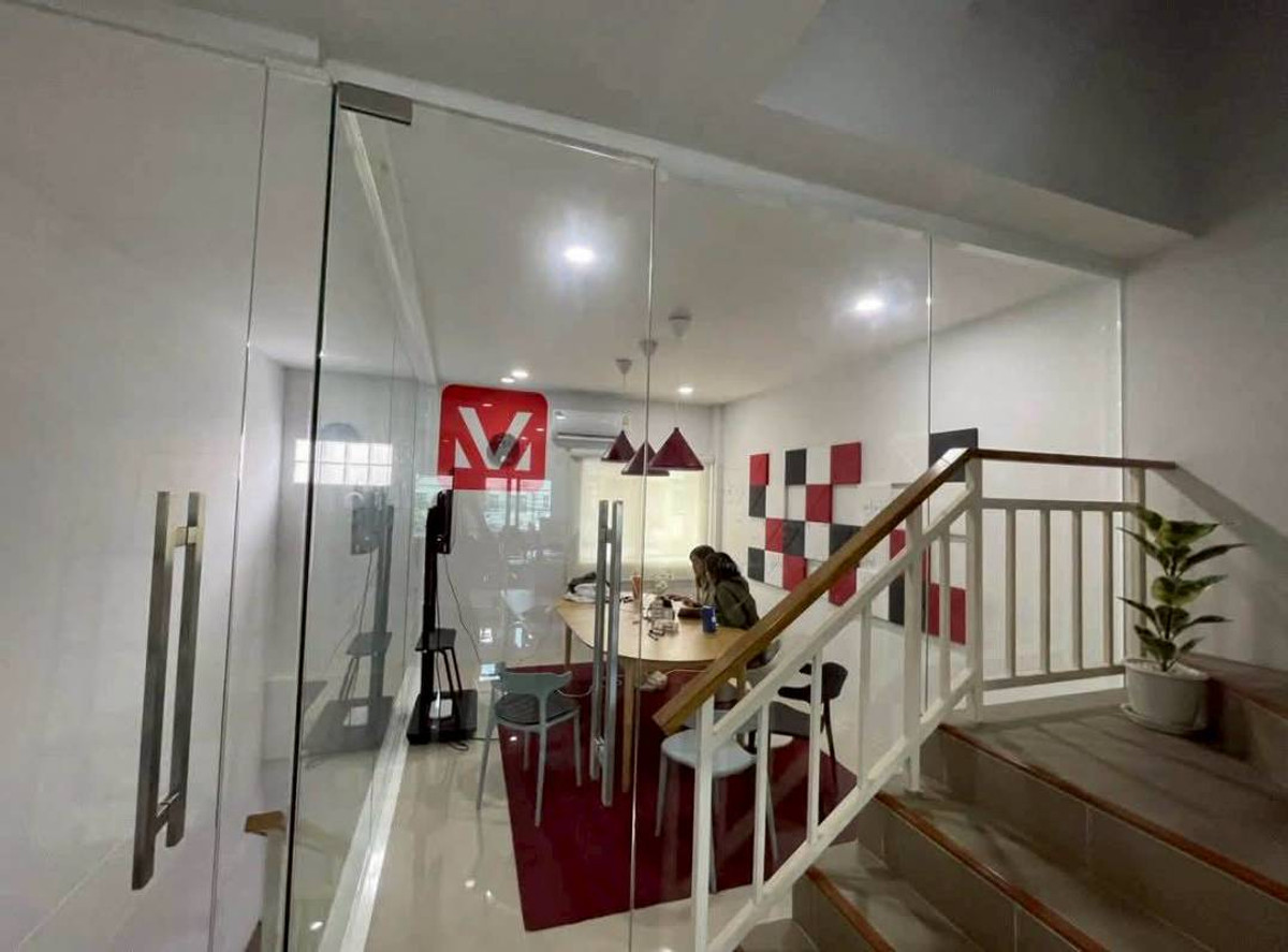 ให้เช่า Home Office 3 ชั้น พร้อมอุปกรณ์สำนักงาน บนทำเลศักยภาพเชื่อมต่อทุกการเดินทาง  ใกล้ MRT สีชมพู สถานีแคราย  เหมาะสำหรับธุรกิจที่ต้องการ Home Office พร้อมใช้งาน ทำเลดี เดินทางสะดวก ครบทั้งฟังก์ชันและความสะดวกสบายในที่เดียว Loading...