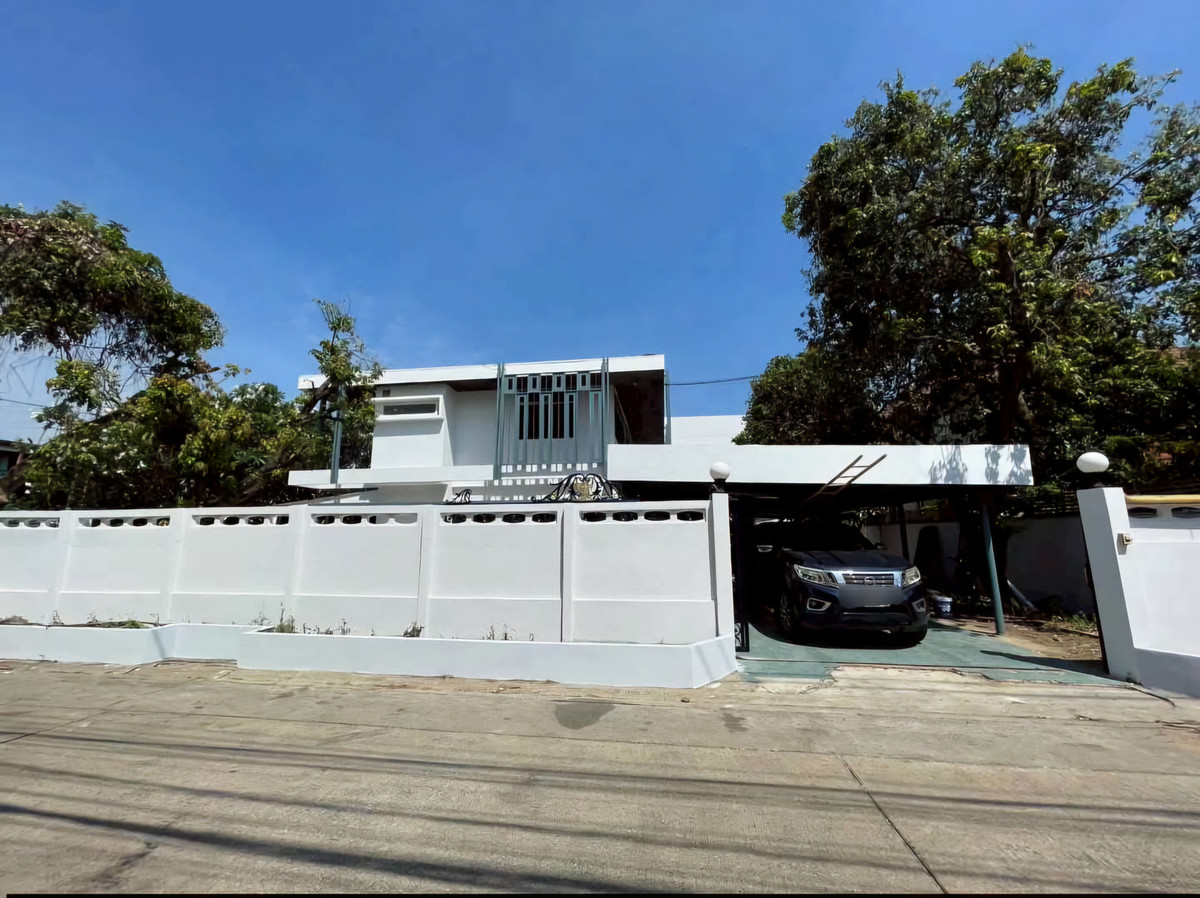 ให้เช่าโฮมออฟฟิศรัชดา ห้วยขวาง : ให้เช่า บ้านเดี่ยว บนเนื้อที่ขนาดใหญ่ ใจกลางเมือง ซอยรัชดา19 เชื่อมซอยโชคชัยร่วมมิตร ใกล้ MRTรัชดา ประมาน 1 กม. เหมาะ พักอาศัย หรือทำ Home Office 