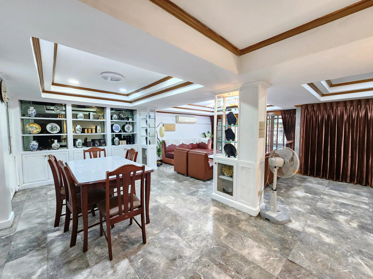 For RentTownhomeSukhumvit, Asoke, Thonglor : House for rent Ekkamai 12 near Donki Mall.