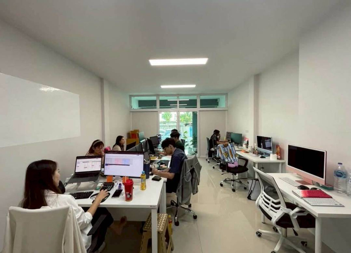 ให้เช่า Home Office 3 ชั้น พร้อมอุปกรณ์สำนักงาน บนทำเลศักยภาพเชื่อมต่อทุกการเดินทาง  ใกล้ MRT สีชมพู สถานีแคราย  เหมาะสำหรับธุรกิจที่ต้องการ Home Office พร้อมใช้งาน ทำเลดี เดินทางสะดวก ครบทั้งฟังก์ชันและความสะดวกสบายในที่เดียว Loading...