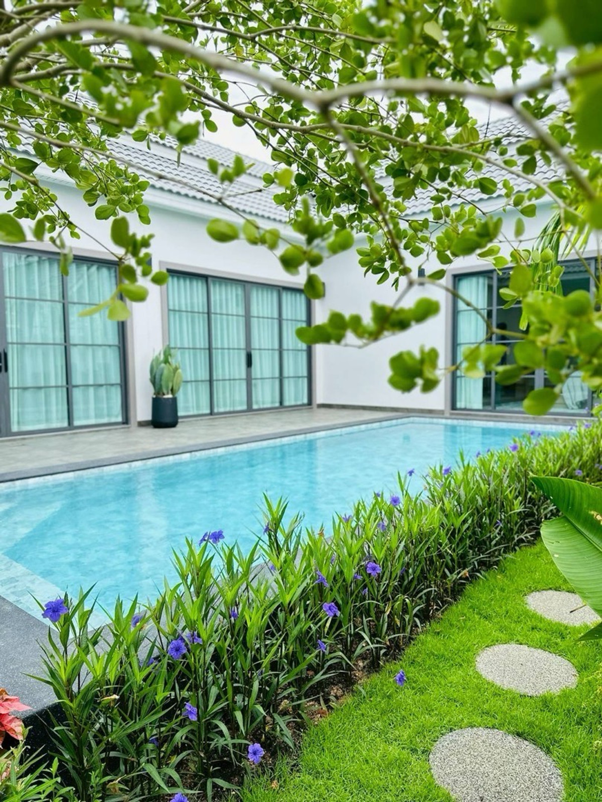 ขายบ้านพัทยา บางแสน ชลบุรี สัตหีบ : Pool villa park side Pattaya