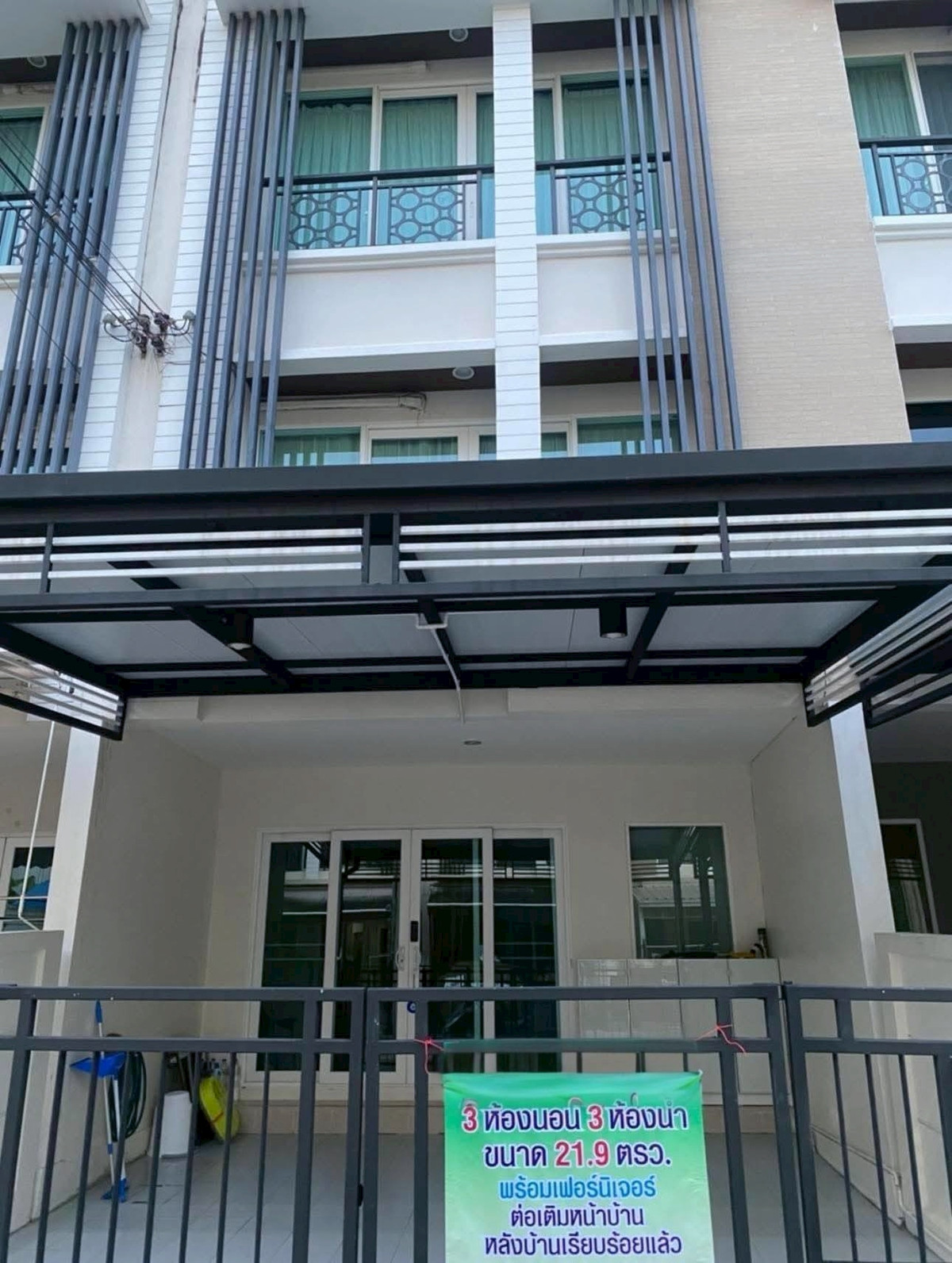 ขายทาวน์โฮมพระราม 9 เพชรบุรีตัดใหม่ RCA : ทาวน์โฮม Baan Klang Muang Rama 9  บ้านกลางเมือง พระราม 9   ขนาด 21.9 ตร.ว. - MRT ลาดพร้าว 83 รพ.ลาดพร้าว:  รร.นานาชาติสิงค์โปร์กรุงเทพฯ ห้างเดอะมอลล์ไลฟ์สโตร์ บางกะปิ