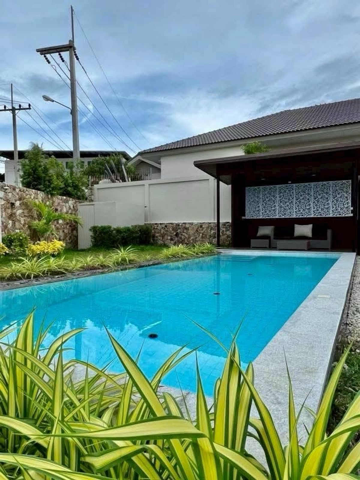 ให้เช่าพัทยา บางแสน ชลบุรี สัตหีบ : ให้เช่าด่วนบ้านชั้นเดียวพูลวิลล่า โครงการ Gerden Ville ห้วยใหญ่ ขนาด 159 ตร.ว. พื้นที่ 640 ตร.ม. 3 ห้องนอน 4 ห้องน้ำ ราคาพิเศษ 90,000 บาท