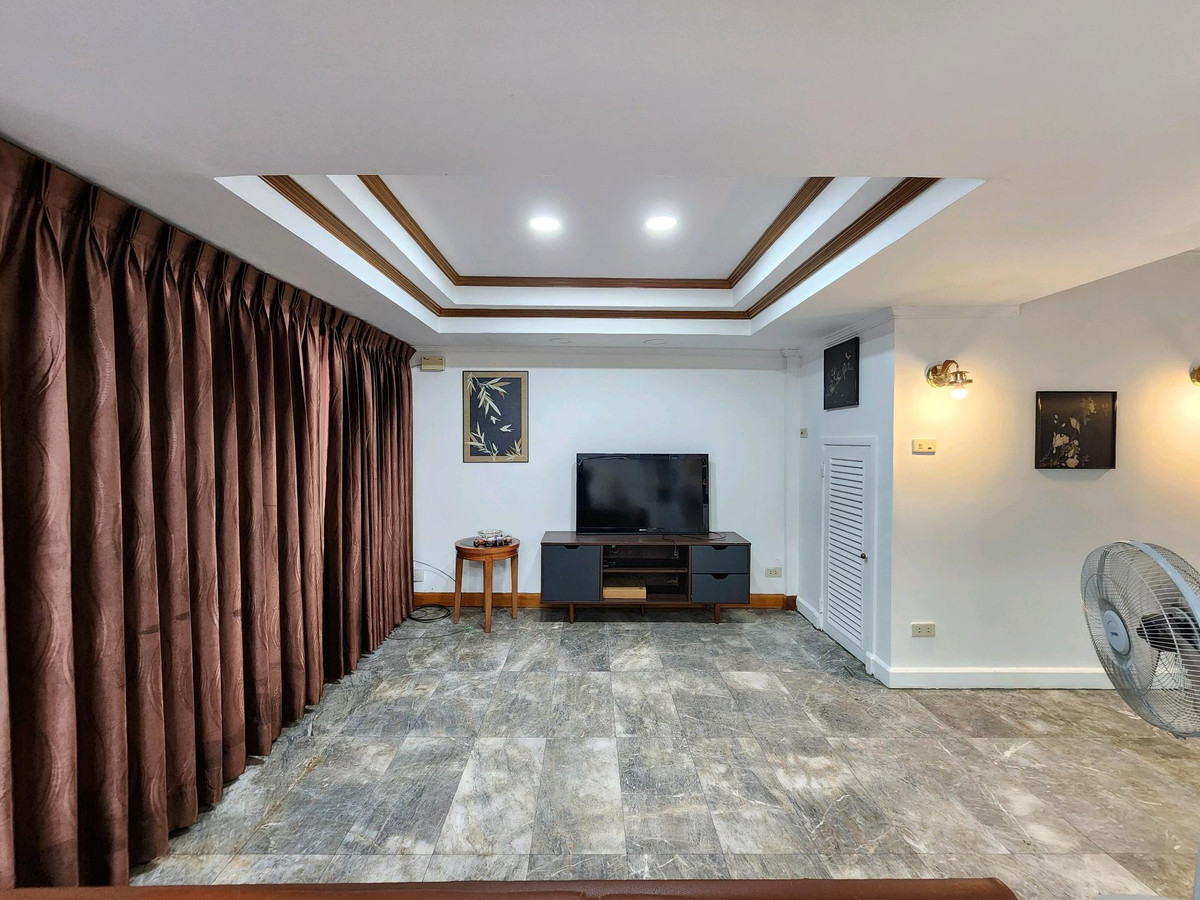 For RentTownhomeSukhumvit, Asoke, Thonglor : House for rent Ekkamai 12 near Donki Mall.