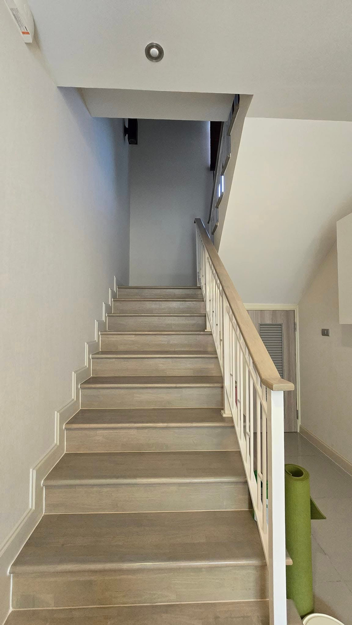 For RentHousePattanakan, Srinakarin : Single house for rent: Perfect Place 2 — New Krungthep Kreetha Road. Beautiful house ready to move in Near international schools / expressways / famous department stores, 2-storey detached house, modern style, on an area of ​​90 square meters, spacious us