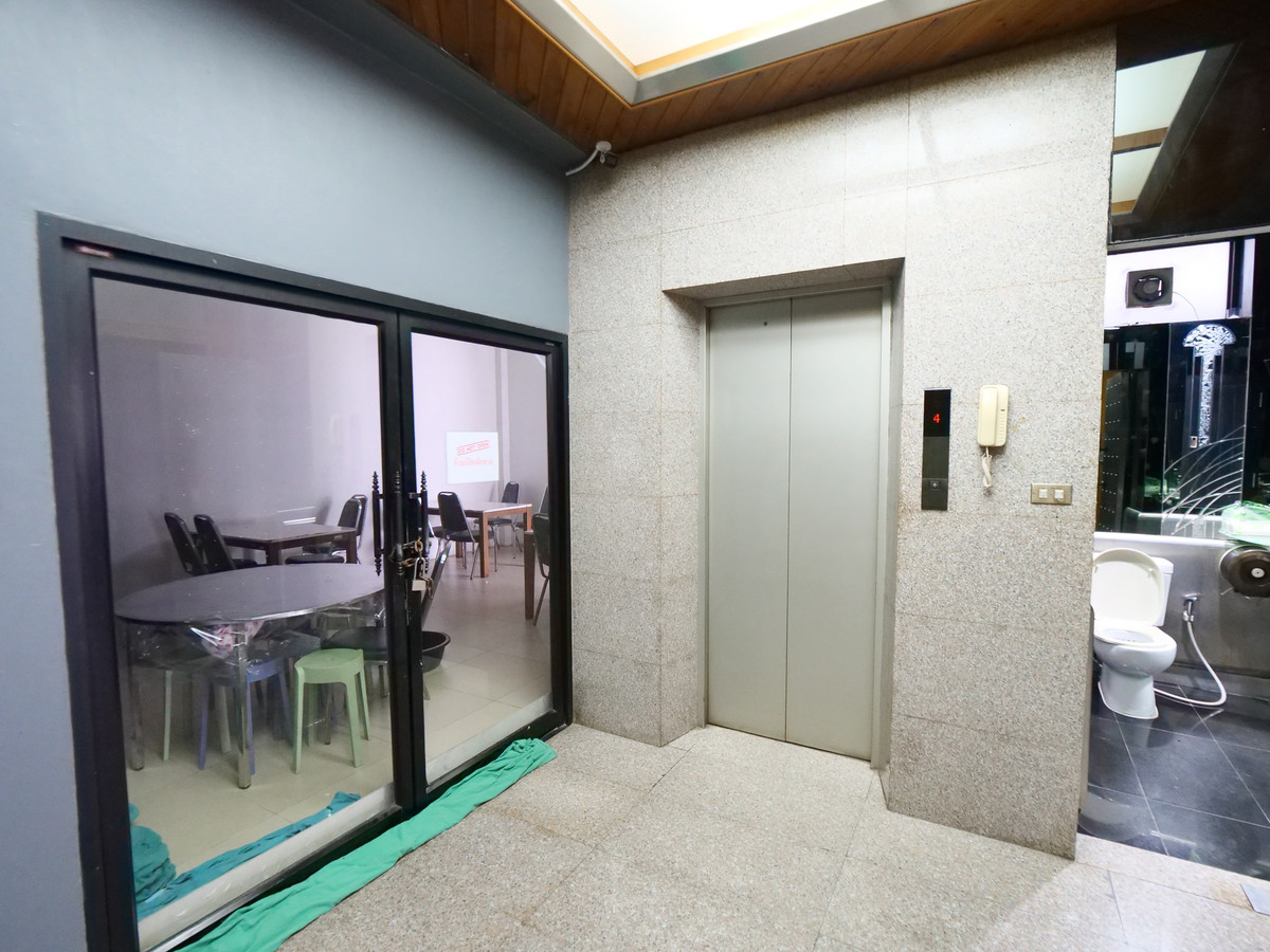 For RentOfficeRattanathibet, Sanambinna : Building for rent, office building, office for doing business, 5 floors, with elevator, size 50 sq m., area 600 sq m., almost next to Central Rattanathibet. Soi Rattanathibet 30, next to the Purple Line. Nonthaburi Intersection Station 1, near Owl Market 