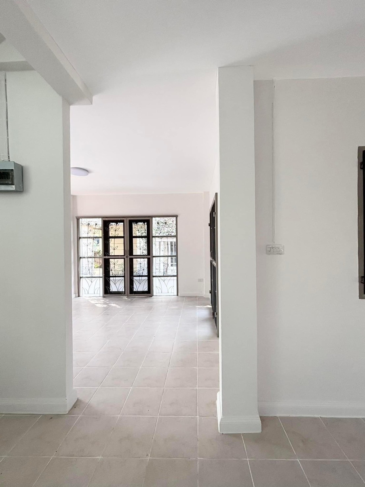 ขายบ้านสมุทรปราการ สำโรง : 83581 - ขายบ้านเดี่ยว 69.7 ตารางวา ขายด่วน! บ้านหลังมุม 2 ชั้น 3 ห้องนอน 3 ห้องน้ำ มีห้องใต้บันได กฤษดาซิตี้เลคแอนด์พาร์ค ใกล้สนามบินสุวรรณภูมิ ใกล้ MEGA