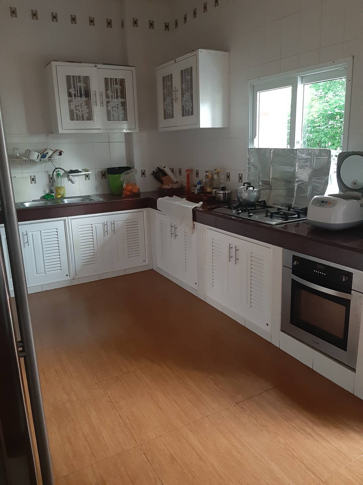 ขายบ้านสมุทรปราการ สำโรง : 96836 - ขายบ้านเดี่ยวที่คุ้มราคา 2 ระเบียงด้านหน้าติดทะเลสาป ล้อมรอบด้วยสวนสีเขียวมีพื้นที่สำหรับใช้วีลแชร์ได้ โครงการบ้านเดี่ยวสุดหรู เพอร์เฟคเพลสลาดกระบัง 4 สุขุมวิท77