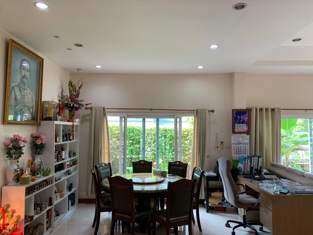 ขายบ้านสมุทรปราการ สำโรง : 96836 - ขายบ้านเดี่ยวที่คุ้มราคา 2 ระเบียงด้านหน้าติดทะเลสาป ล้อมรอบด้วยสวนสีเขียวมีพื้นที่สำหรับใช้วีลแชร์ได้ โครงการบ้านเดี่ยวสุดหรู เพอร์เฟคเพลสลาดกระบัง 4 สุขุมวิท77