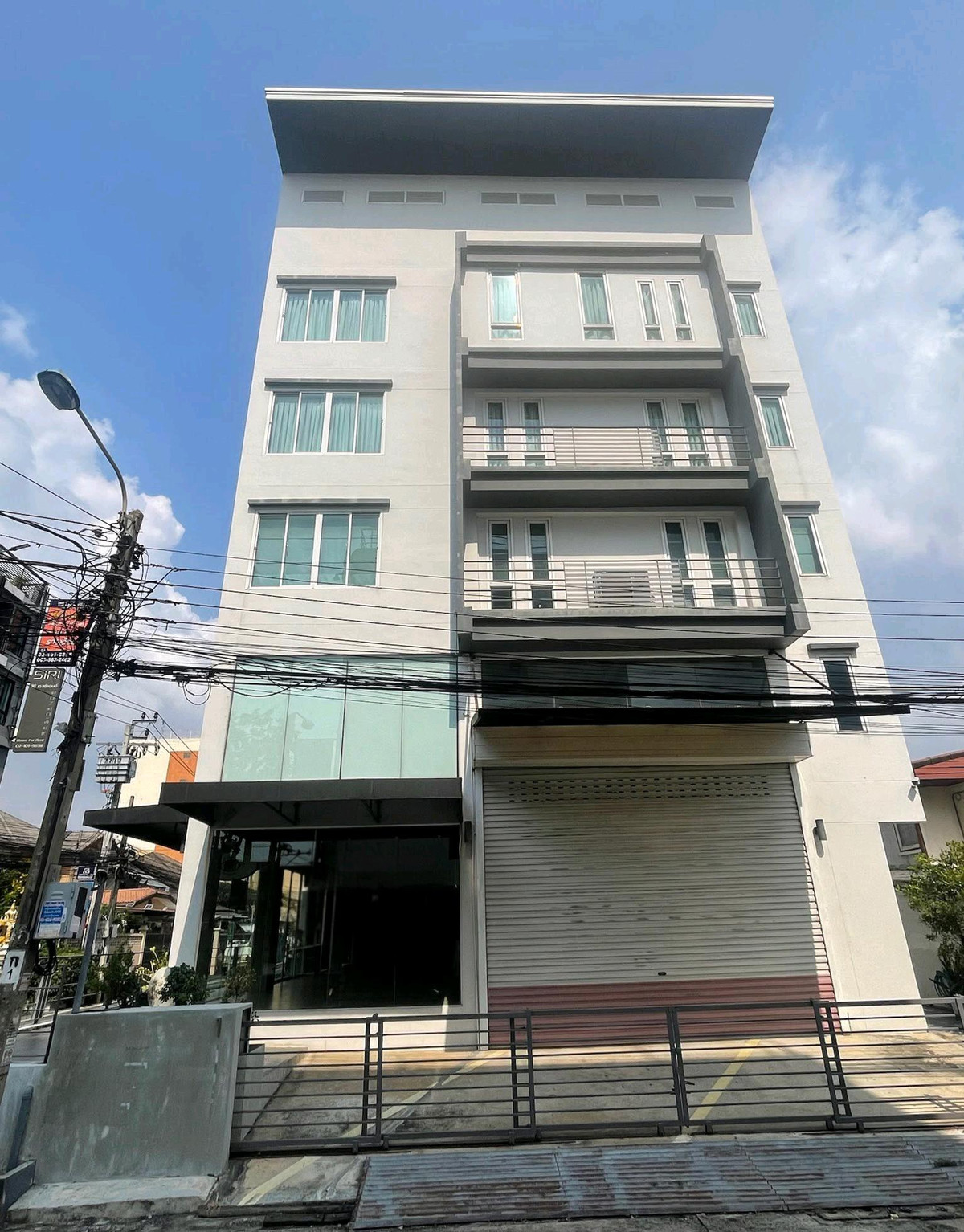 For RentOfficeRama9, Petchburi, RCA : Office for rent, high ceiling, has elevator, next to the road in Soi Rama 9 Soi 43.