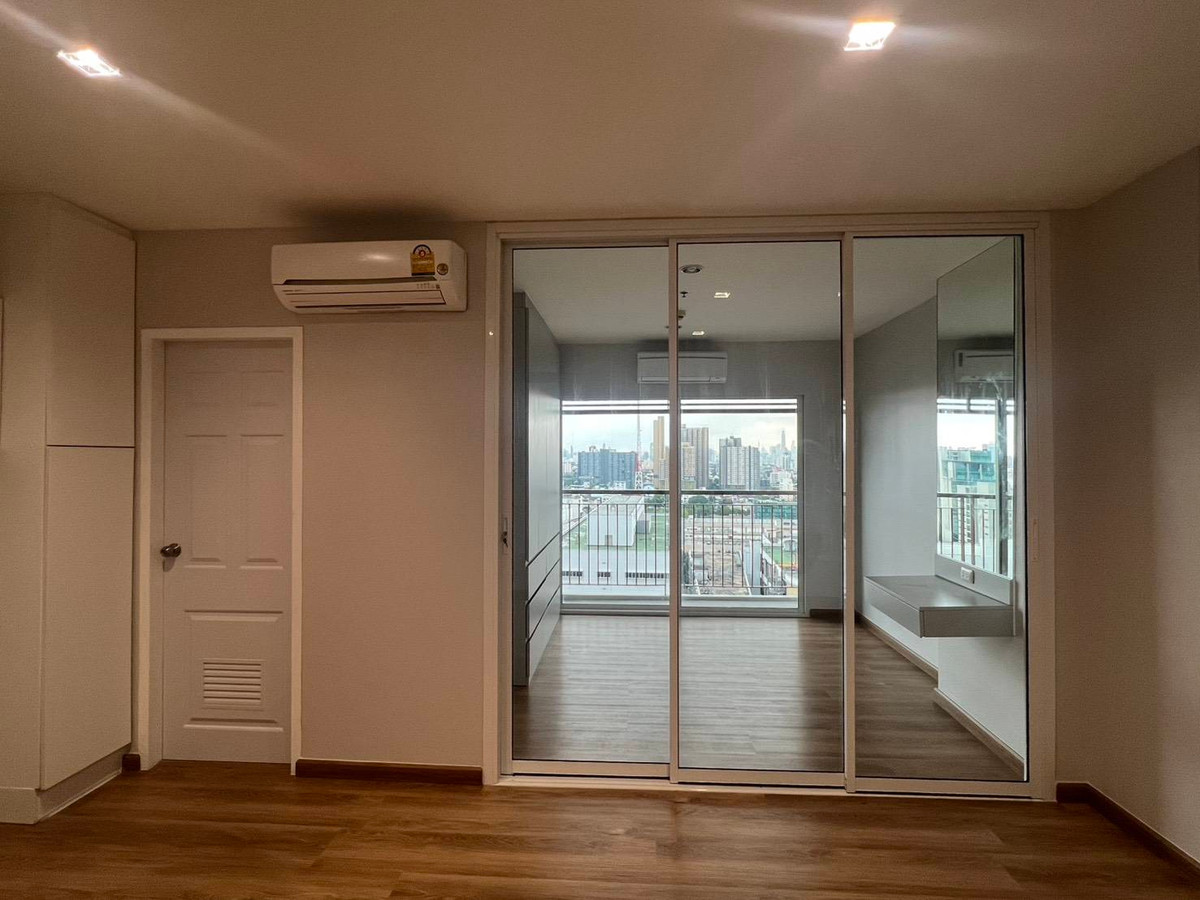 For SaleCondoLadprao, Central Ladprao : Sym Vibhavadi Lat Phrao, beautiful room, ready for sale, very good location, Thairath side, open view, feel free to inquire.