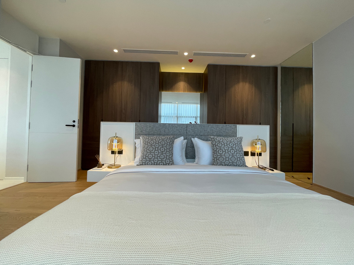 For SaleCondoRatchathewi,Phayathai : CONNER Ratchathewi | Super Luxury Penthouse, 3 floors, 270 degree view, near BTS Ratchathewi, the newest Super Luxury condo from The Creators HQ, outstanding with the Vertical Forest concept - an 80 meter high sky garden planted with over 145,987+ trees, 