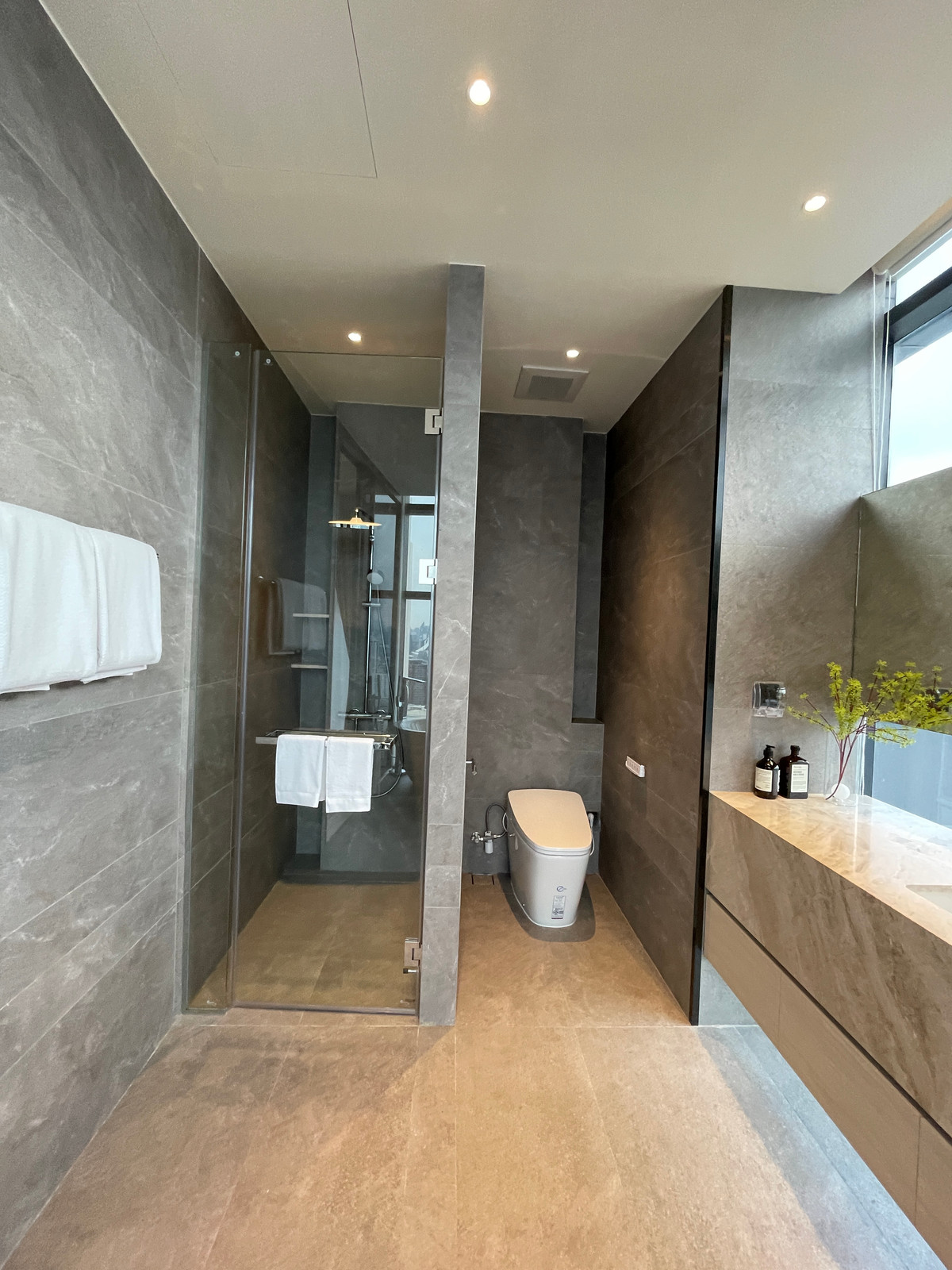 For SaleCondoRatchathewi,Phayathai : CONNER Ratchathewi | Super Luxury Penthouse, 3 floors, 270 degree view, near BTS Ratchathewi, the newest Super Luxury condo from The Creators HQ, outstanding with the Vertical Forest concept - an 80 meter high sky garden planted with over 145,987+ trees, 