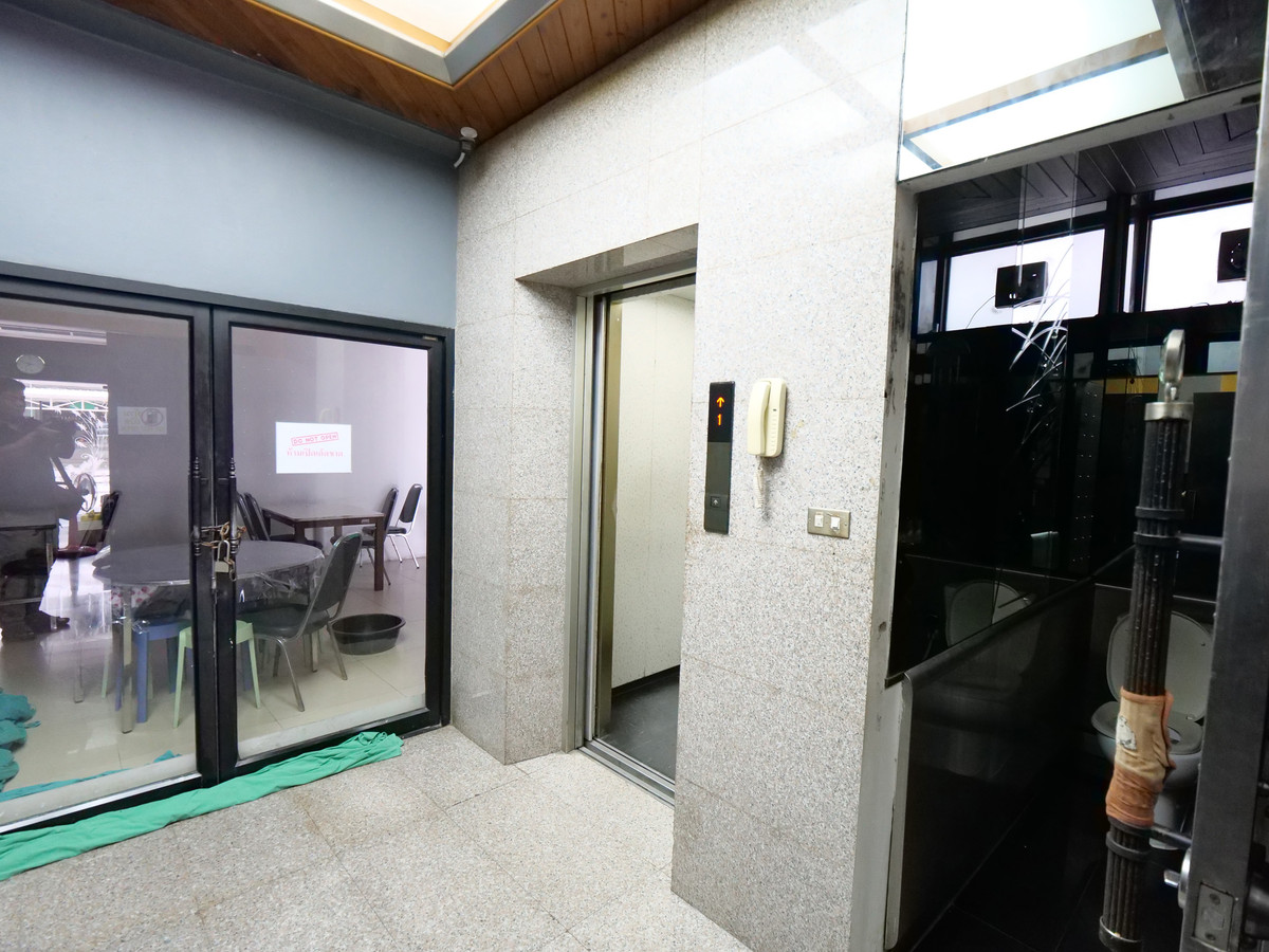 For RentOfficeRattanathibet, Sanambinna : Building for rent, office building, office for doing business, 5 floors, with elevator, size 50 sq m., area 600 sq m., almost next to Central Rattanathibet. Soi Rattanathibet 30, next to the Purple Line. Nonthaburi Intersection Station 1, near Owl Market 