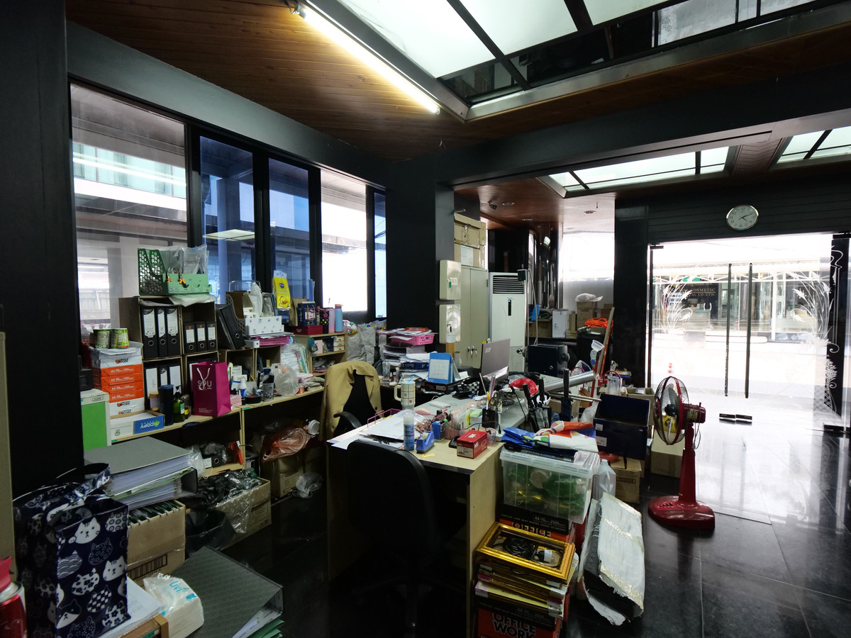 For RentOfficeRattanathibet, Sanambinna : Building for rent, office building, office for doing business, 5 floors, with elevator, size 50 sq m., area 600 sq m., almost next to Central Rattanathibet. Soi Rattanathibet 30, next to the Purple Line. Nonthaburi Intersection Station 1, near Owl Market 