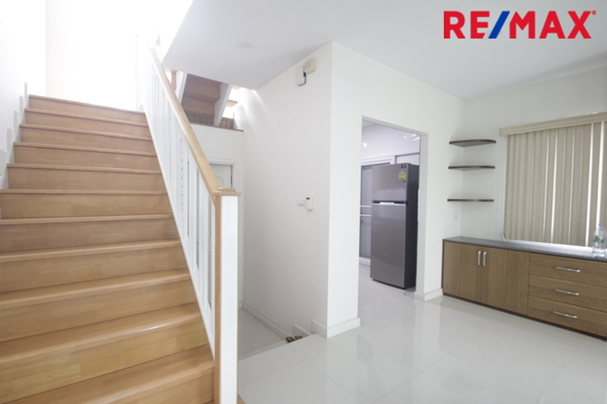 For SaleHousePhutthamonthon, Salaya : Single house for sale, Passorn Phetkasem Sai 4, Pinklao, new house, never lived in, selling at a loss, complete with real wood furniture throughout, air conditioner, refrigerator, light curtains, 61.9 square meters, beginning of the project.