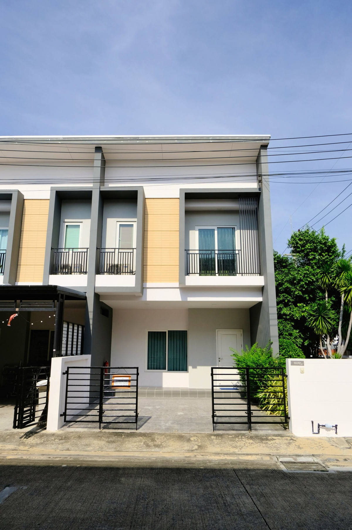 For SaleTownhomePathum Thani,Rangsit, Thammasat : 95360 - The most beautiful in the village, sample house, fully decorated, 2-story townhouse, corner plot, good location, zone in front of the project. Grandville University Pathum Thani-Sai Nai