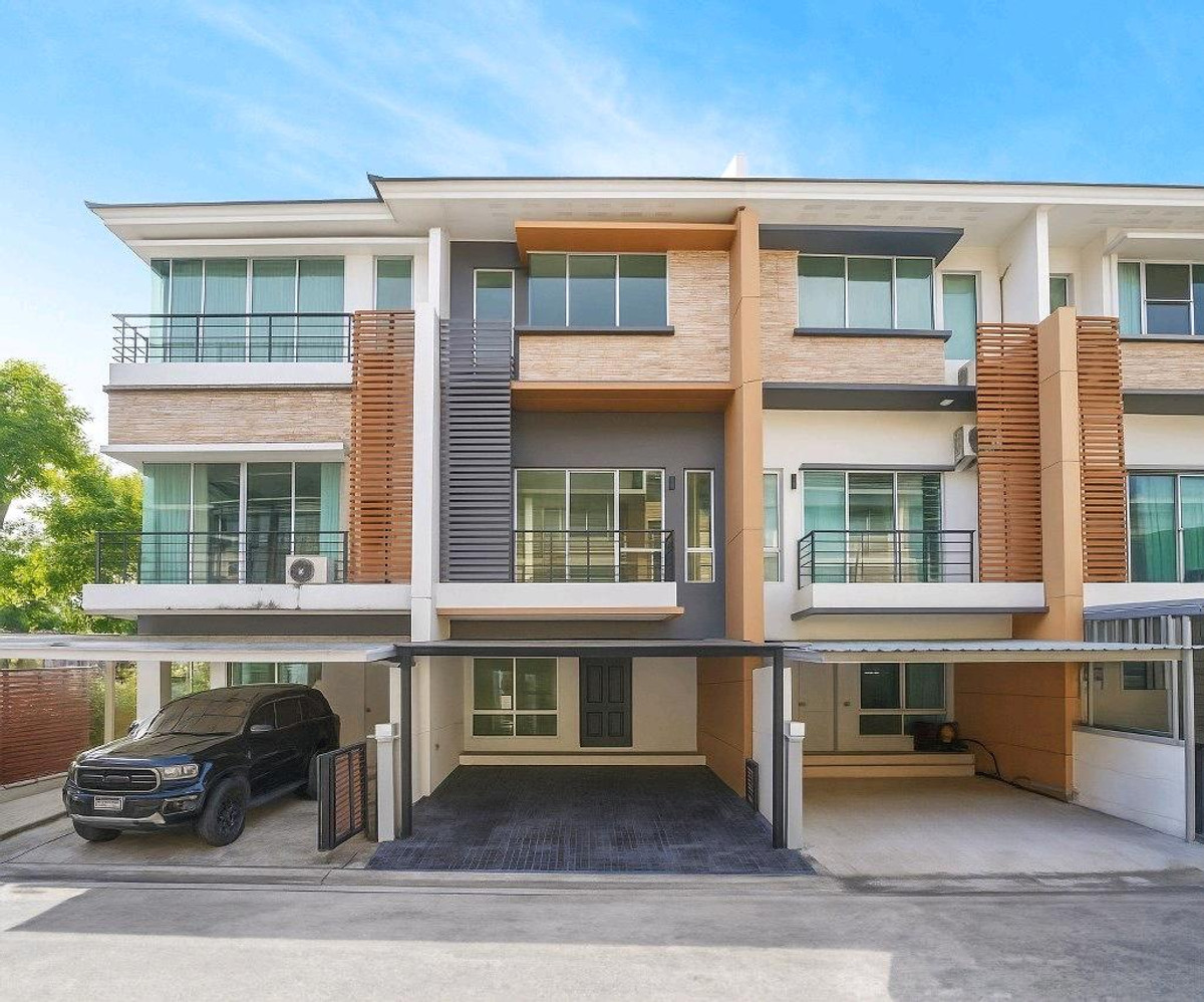 For SaleTownhomeRamkhamhaeng, Hua Mak : 3-story townhome for sale, Town Plus Hua Mak, Krungthep Kreetha 7, recently renovated, price 4 million baht.