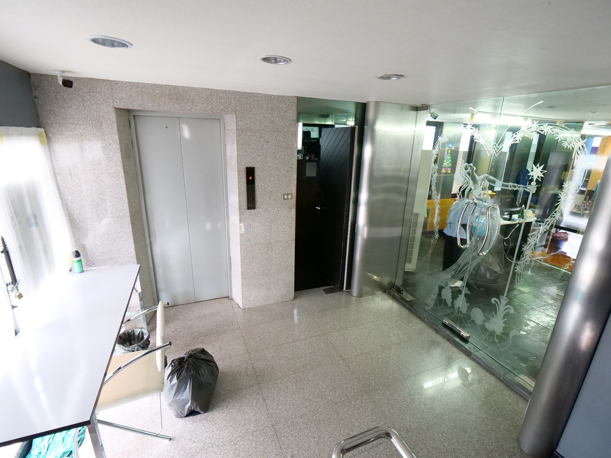 For RentOfficeRattanathibet, Sanambinna : Building for rent, office building, office for doing business, 5 floors, with elevator, size 50 sq m., area 600 sq m., almost next to Central Rattanathibet. Soi Rattanathibet 30, next to the Purple Line. Nonthaburi Intersection Station 1, near Owl Market 