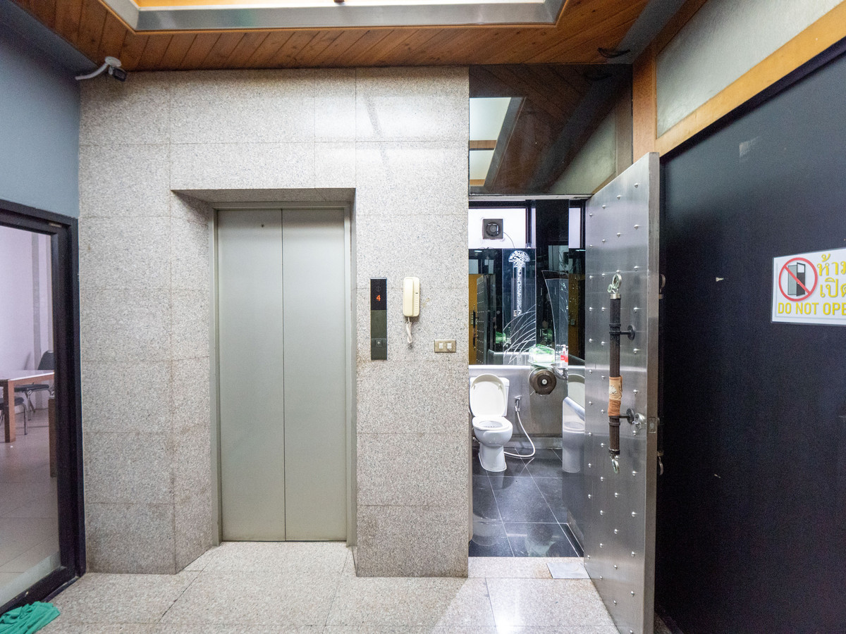 For RentOfficeRattanathibet, Sanambinna : Building for rent, office building, office for doing business, 5 floors, with elevator, size 50 sq m., area 600 sq m., almost next to Central Rattanathibet. Soi Rattanathibet 30, next to the Purple Line. Nonthaburi Intersection Station 1, near Owl Market 