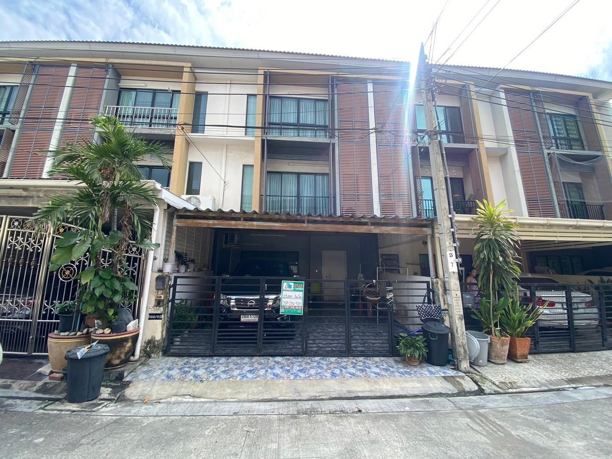 For SaleTownhomeBang kae, Phetkasem : 96731 - 3-story townhome for sale, The Connect Up 3 Village, Wongwaen-Bang Khae, near The Mall Bang Khae. Add on the back of the house and the front of the house is ready to move in.