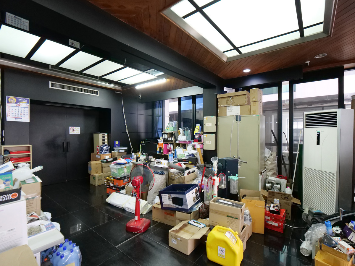 For RentOfficeRattanathibet, Sanambinna : Building for rent, office building, office for doing business, 5 floors, with elevator, size 50 sq m., area 600 sq m., almost next to Central Rattanathibet. Soi Rattanathibet 30, next to the Purple Line. Nonthaburi Intersection Station 1, near Owl Market 